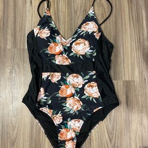 NWT Cupshe medium swimsuit